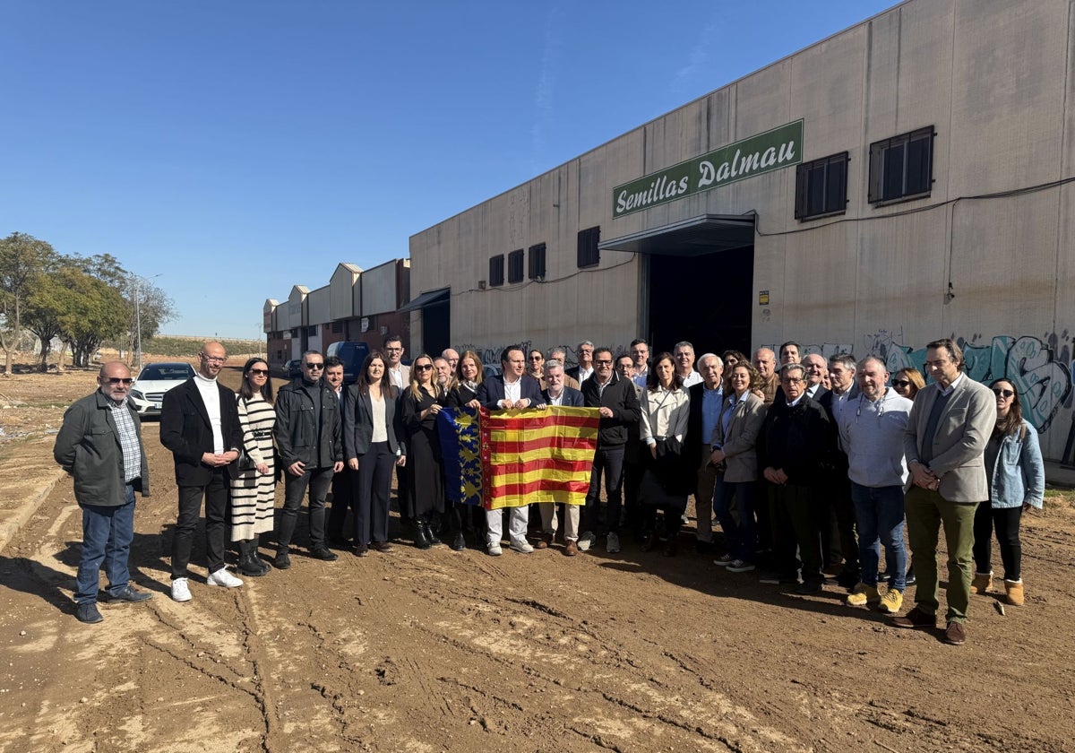 Los participantes a la visita al parque empresarial La Estació de Paiporta.