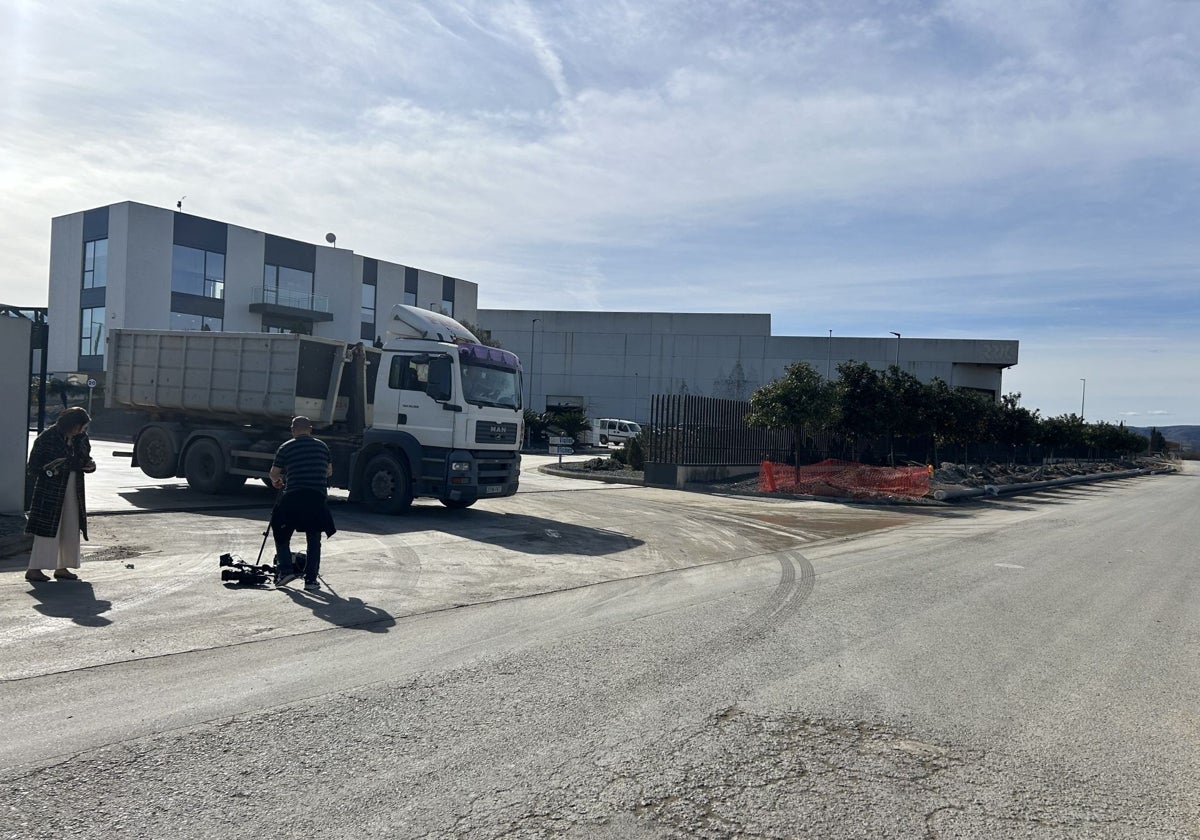 Un camión, en la planta de tratamiento de basuras de Guadassuar.