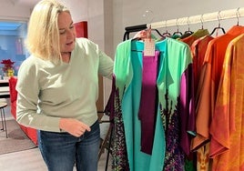 Rosa Lladró muestra uno de los kimonos que han salido de su taller.