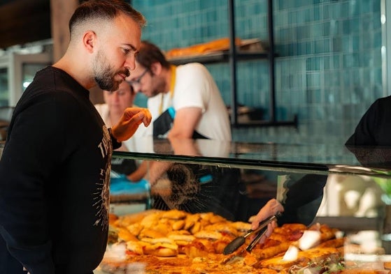 Un cliente examina el mostrador en una de las cafeterías-pastelerías Liaopastel.