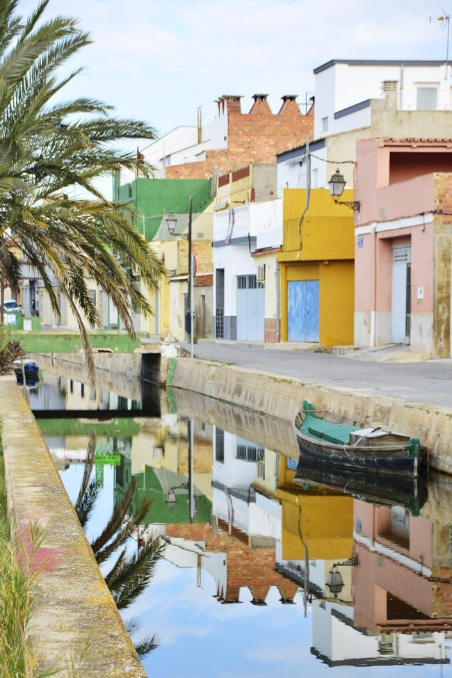 Canales que rodean el pueblo.