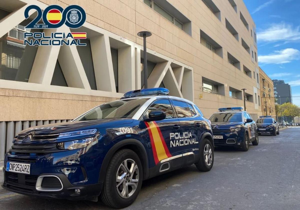 Vehículos de la Policía Nacional en Alicante, en una imagen de archivo.