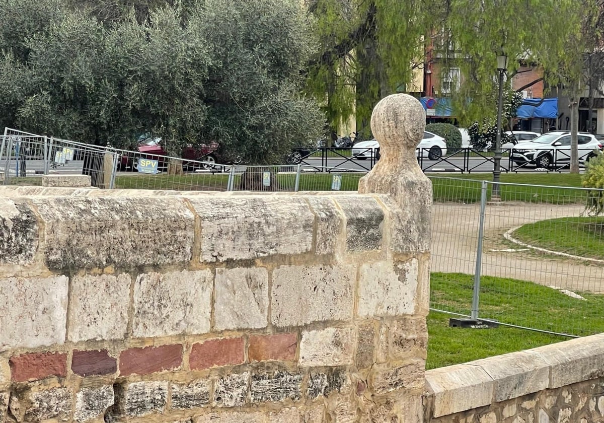 Petril restaurado frente a las Torres de Serranos.