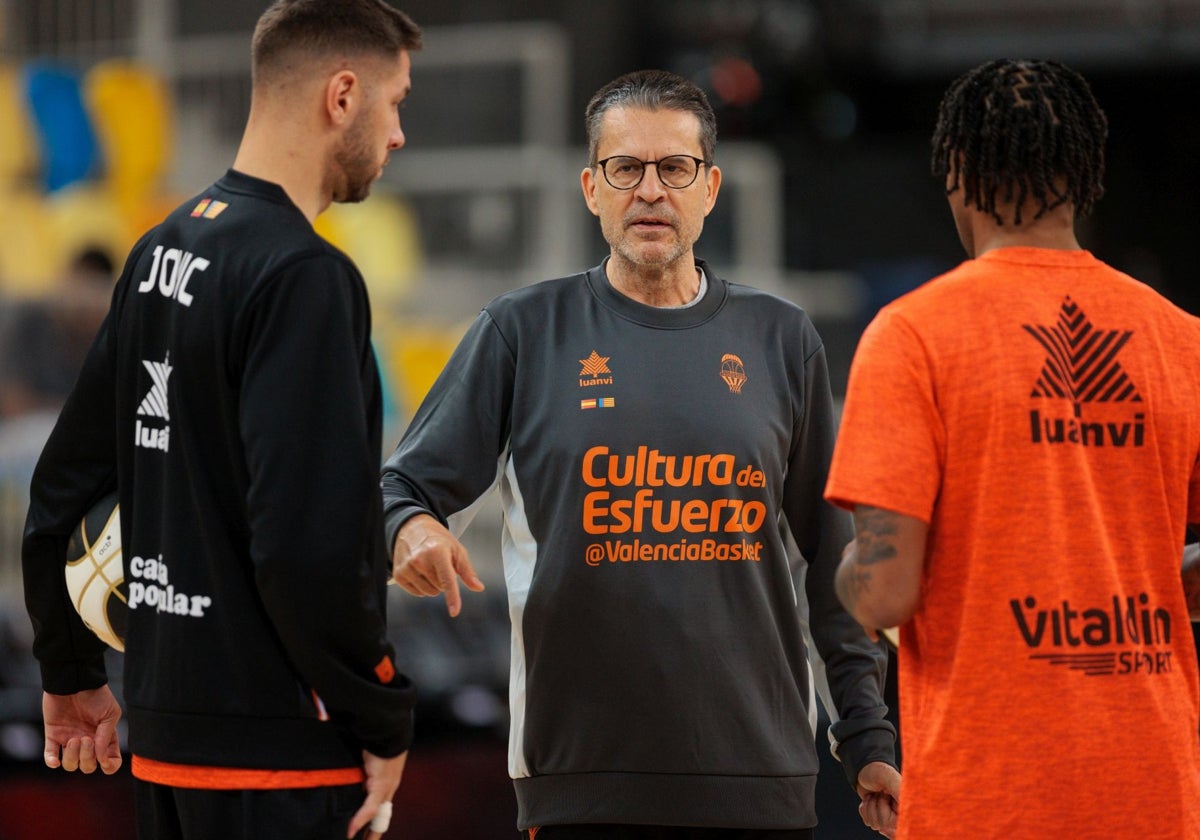 Pedro Martínez conversa con Jovic y Jones durante el entrenamiento de este viernes en el Gran Canaria Arena.