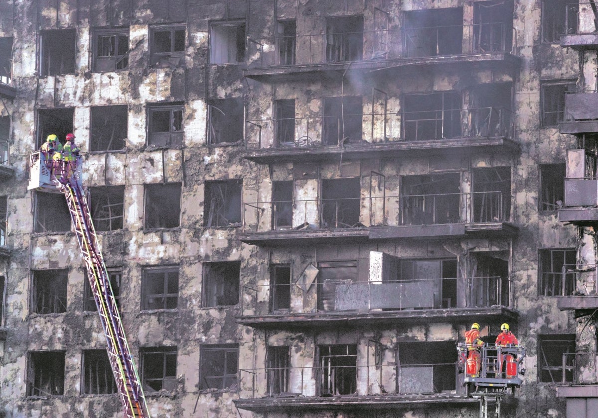 Actuación de los Bomberos de Valencia, en el incendio del edificio de Campanar del 22 de febrero de 2024.