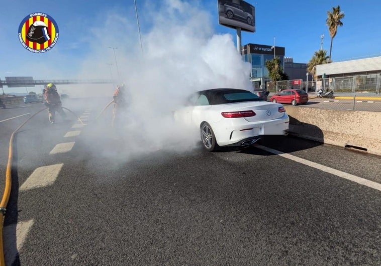 El coche afectado en la A-3 a la altura de Quart.