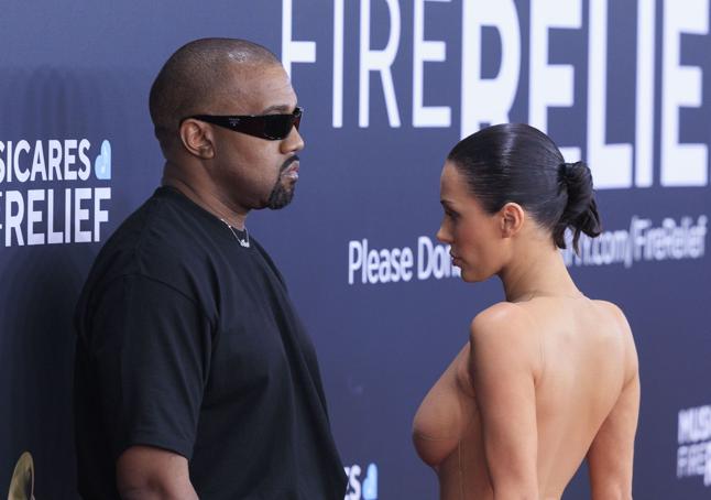 Kanye West y Bianca Censori en la alfombra roja de los Grammy 2025.