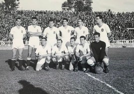 Alineación del Valencia que se impuso al Barça en el antiguo campo de Les Corts por 2-4 en la temporada 41-42. Los valencianistas se proclamaron campeones de Liga y lograron 7 victorias en 13 salidas.