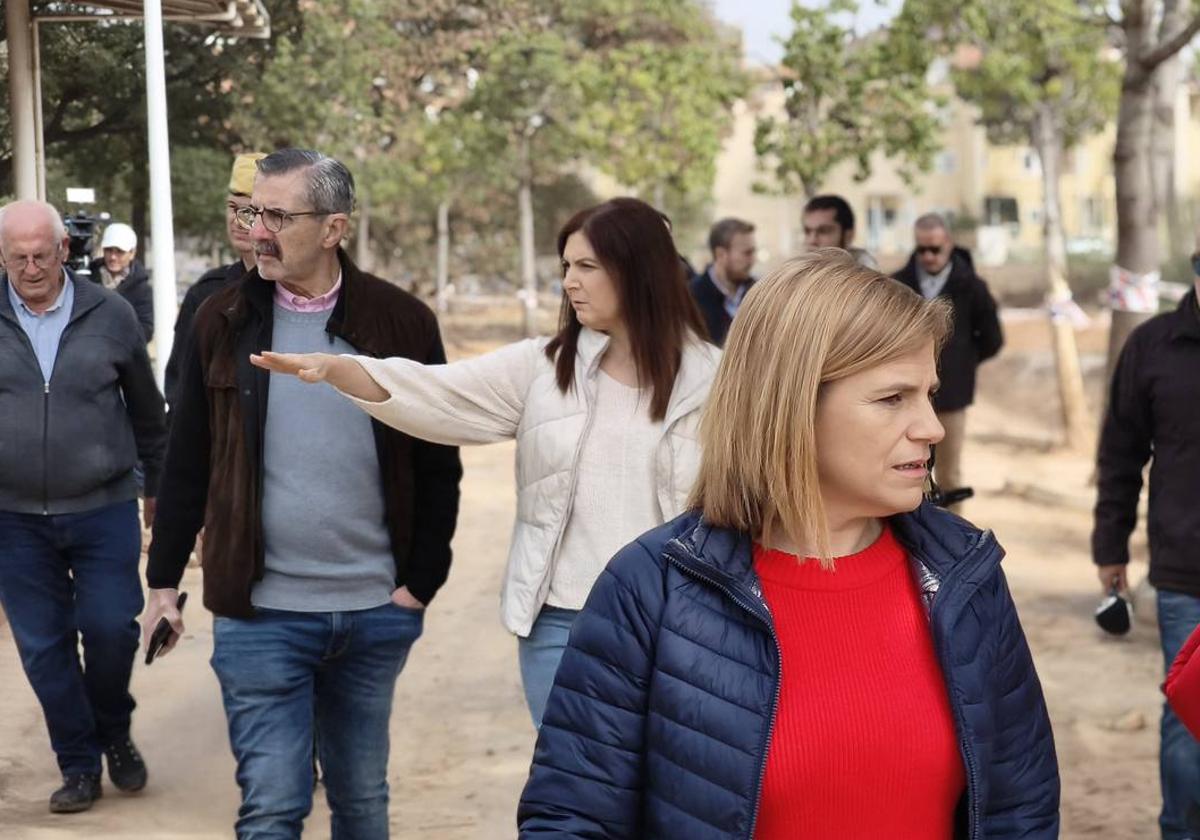 Pilar Bernabé este sábado en Paiporta y unos metros detrás el alto comisionado del Gobierno,José María Ángel, junto a la alcaldesa.