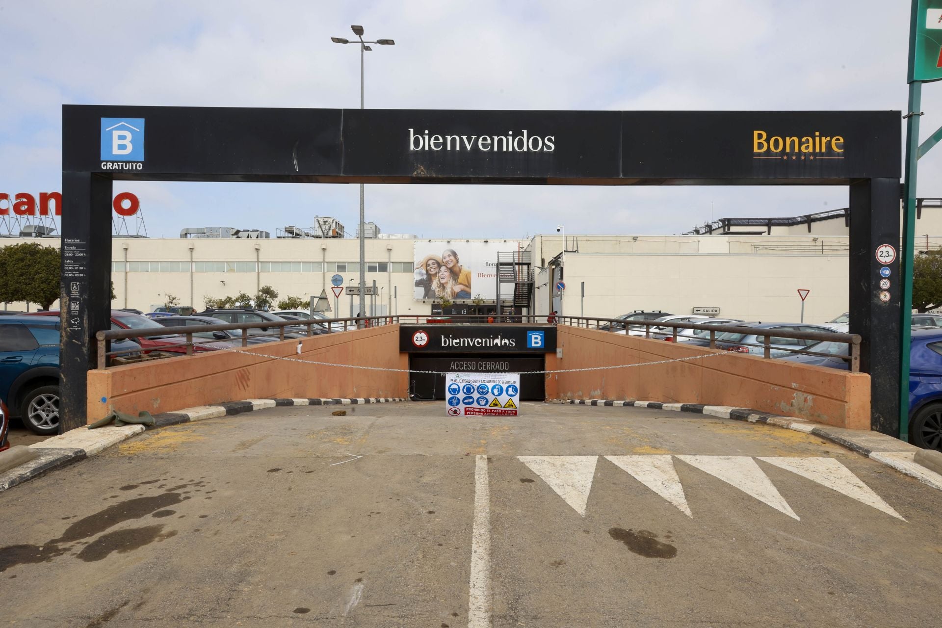 El parking de Bonaire, cerrado tras la reapertura del centro comercial