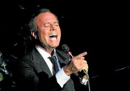 Julio Iglesias, en una actuación en Argentina.