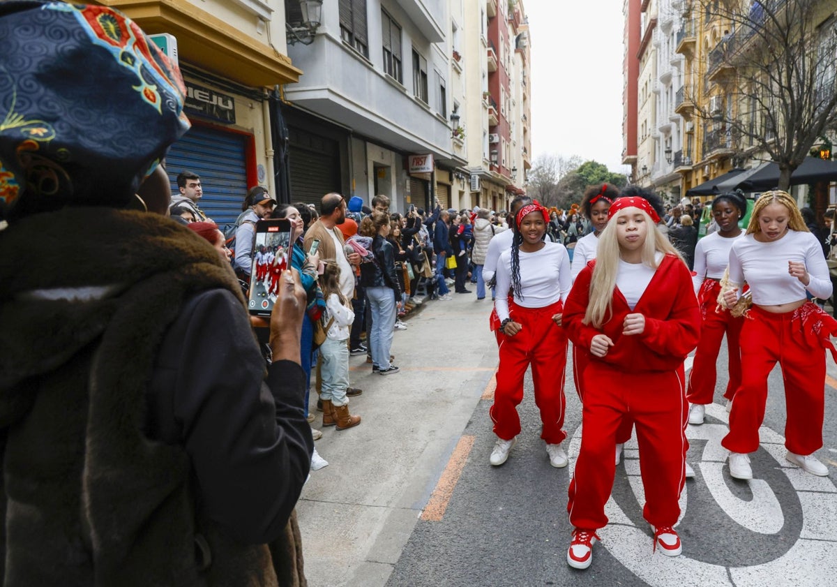 Imagen principal - Participantes en el carnaval de Ruzafa.