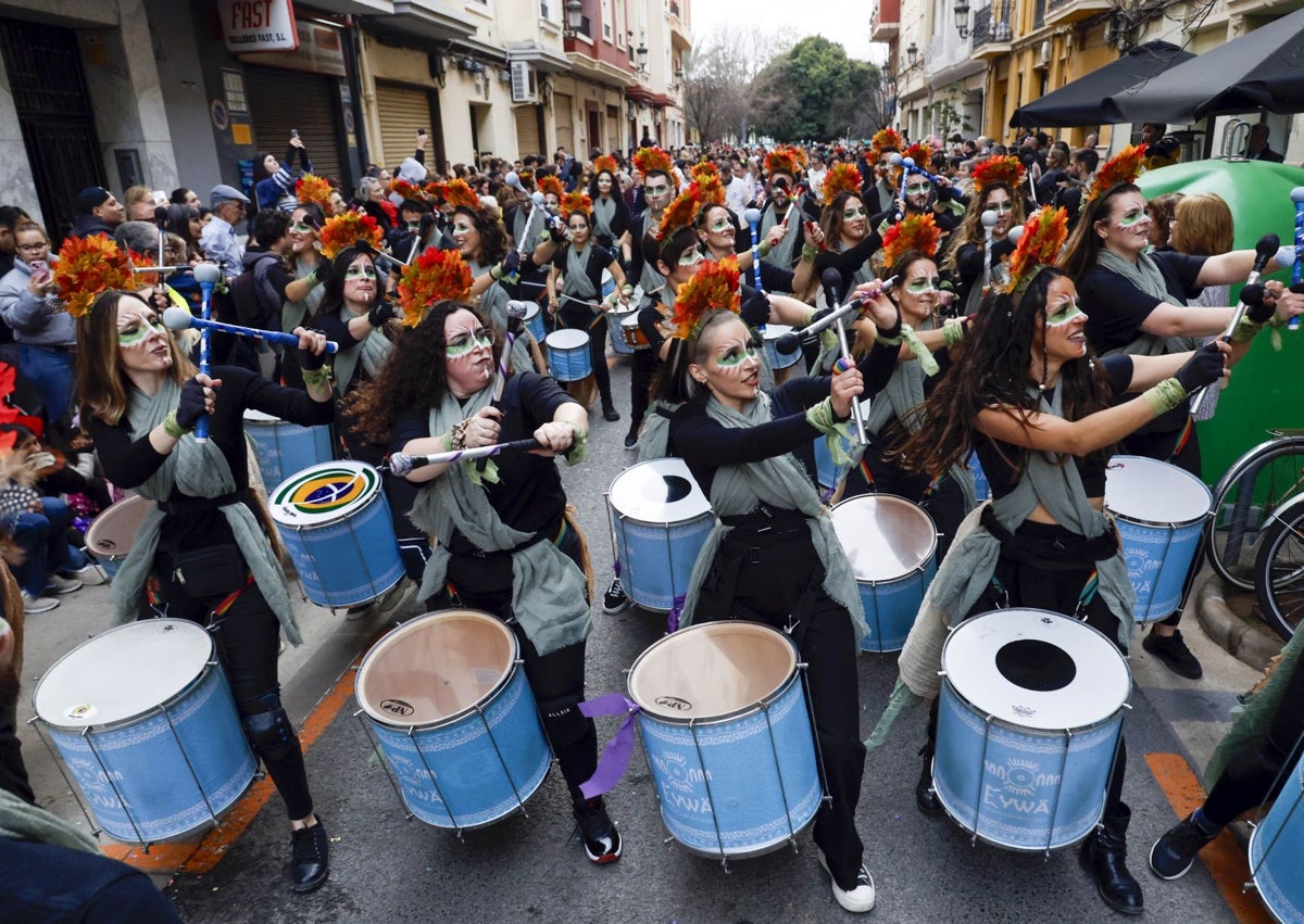 Imagen secundaria 1 - Asociación de Carnavales de Benetússer, afectada por la dana,  y otros colectivos participantes,