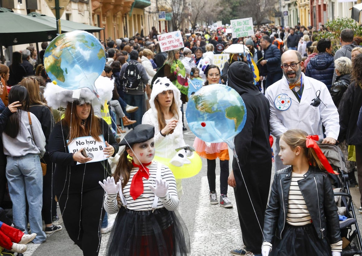 Imagen secundaria 1 - Referencias a la dana y el cambio climático, en el carnaval de Ruzafa.