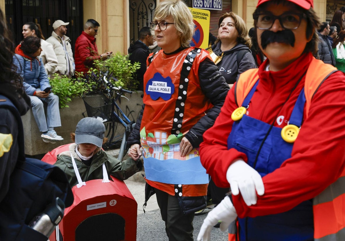 Imagen principal - Referencias a la dana y el cambio climático, en el carnaval de Ruzafa.