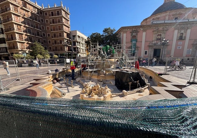 Tareas de restauración de la fuente de la plaza de la Virgen.