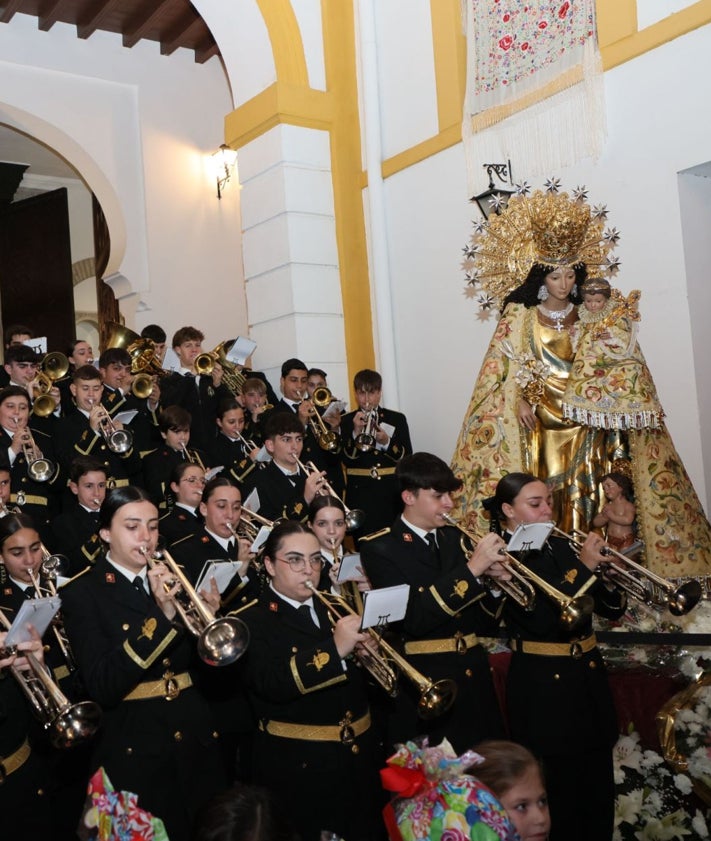 Imagen secundaria 2 - El rector de la Basílica de la Virgen, Juan Melchor Seguí, y fieles y músicos, junto a la Mare de Déu.