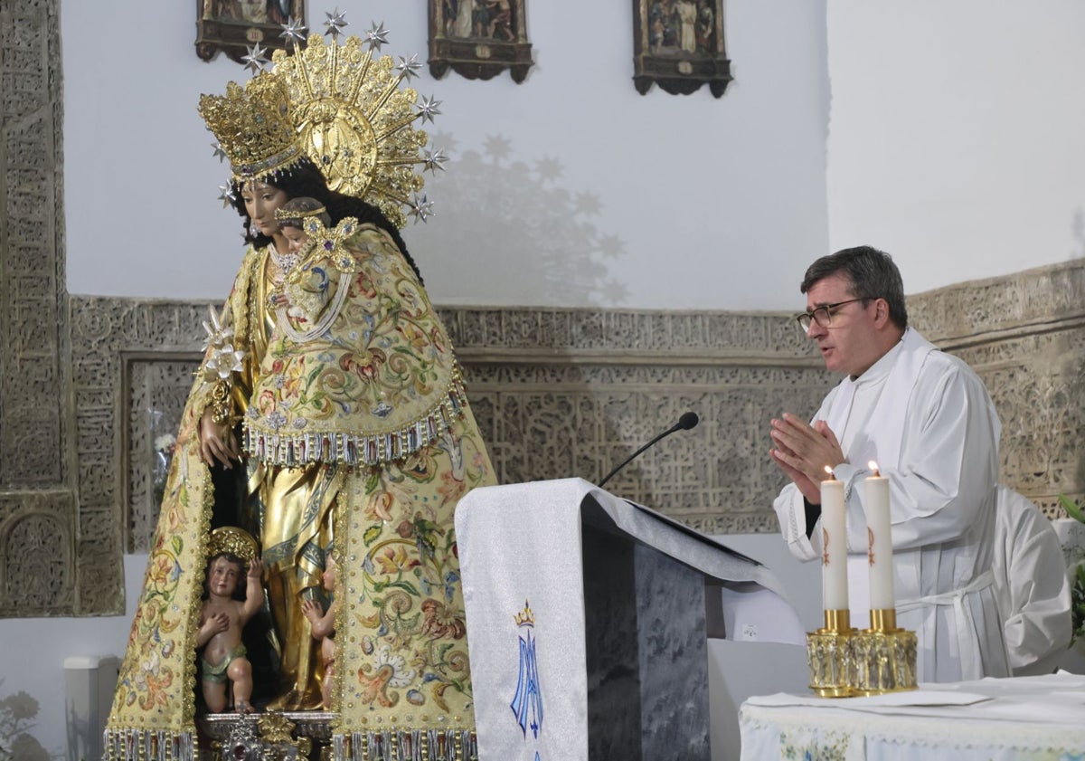 Imagen principal - El rector de la Basílica de la Virgen, Juan Melchor Seguí, y fieles y músicos, junto a la Mare de Déu.