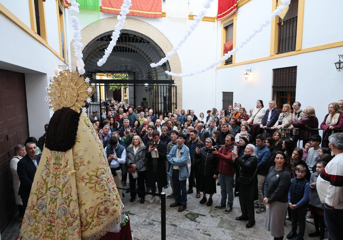 Sevilla recibe con devoción a la imagen peregrina de la Mare de Déu