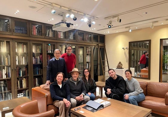 Vicente Gracia con su familia en Japón.