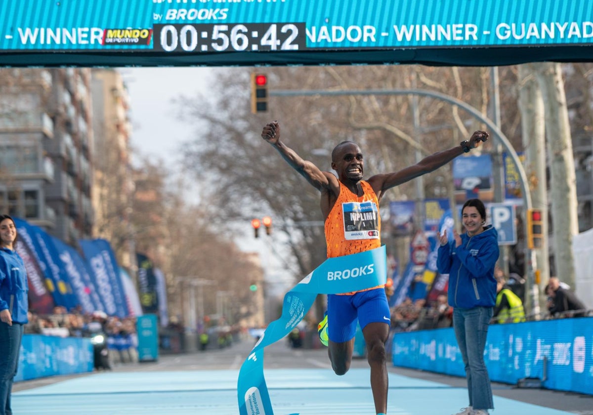 Jakob Kiplimo, en el momento de batir el récord del mundo de medio maratón en Barcelona este domingo.