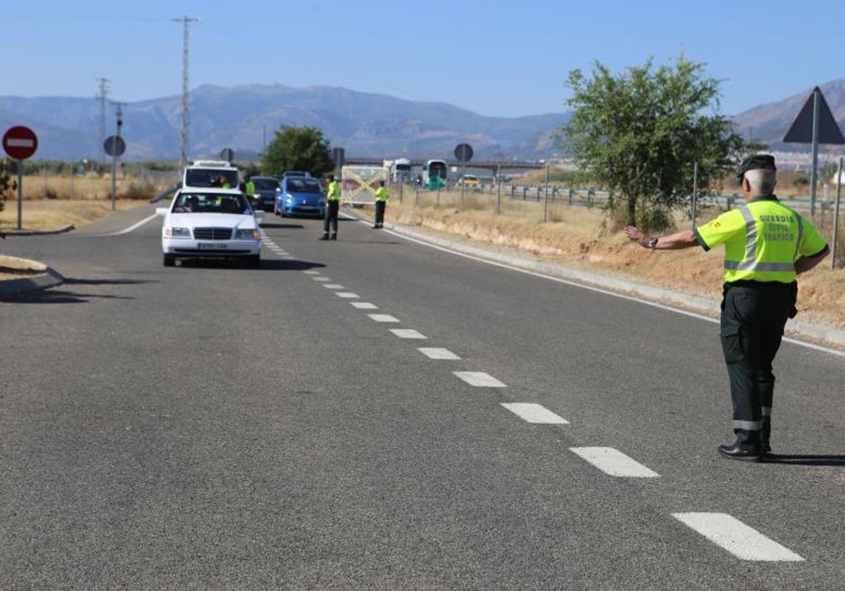 Agentes de la GUardia Civil paran coches en una imagen de archivo.