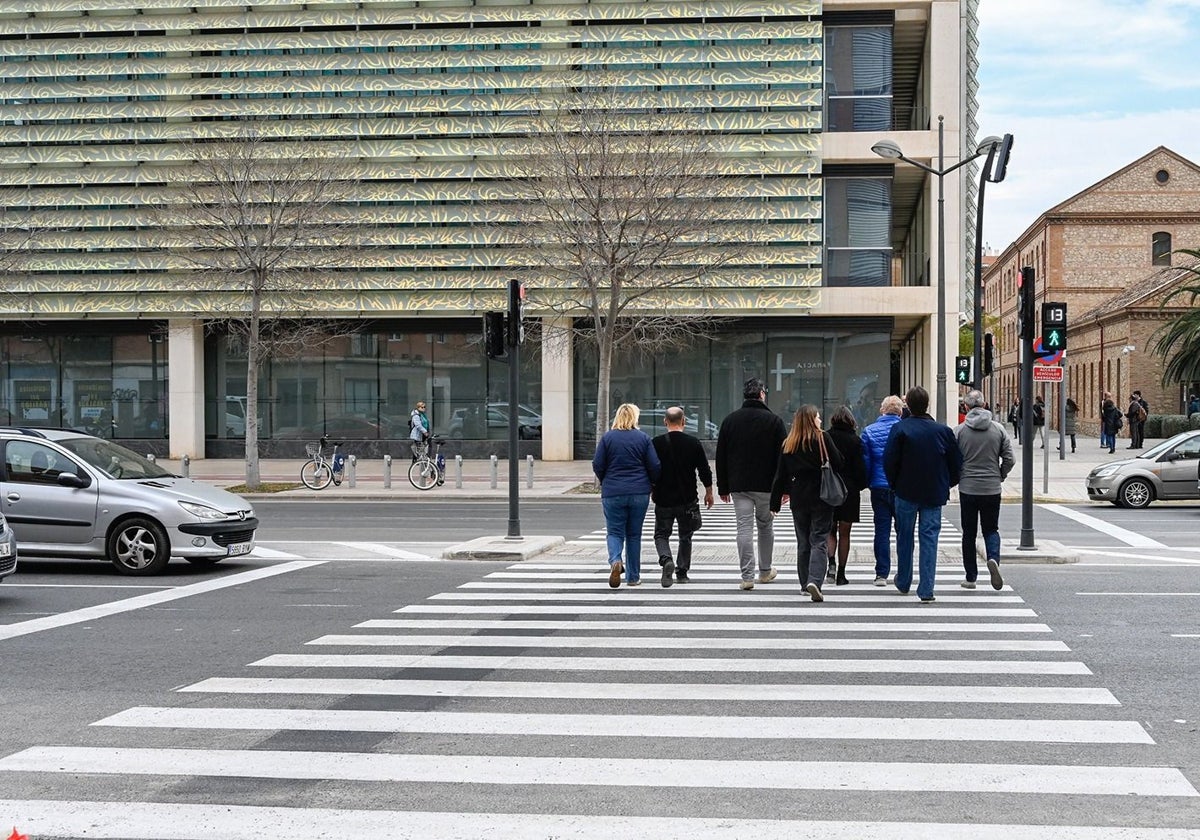 Paso de peatones regulado por semáforo frente al complejo administrativo Nou d'Octubre.