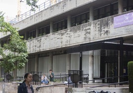 Fachada de la Facultad de Psicología de la UV en una imagen de archivo.