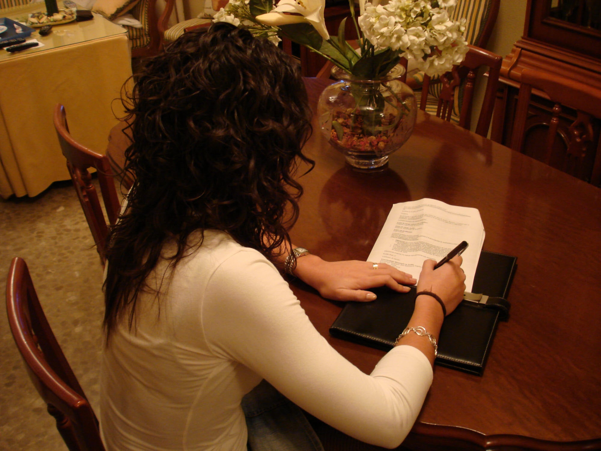 Una mujer firma su testamento, en una imagen de archivo.