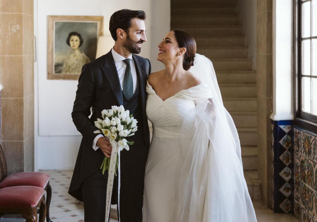 Cris y Juan, tras casarse en la iglesia de Santa Catalina.