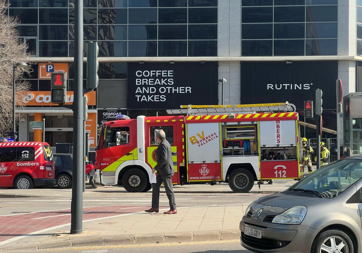 Uno de los camiones de bomberos Valencia en el supermercado incendiado.