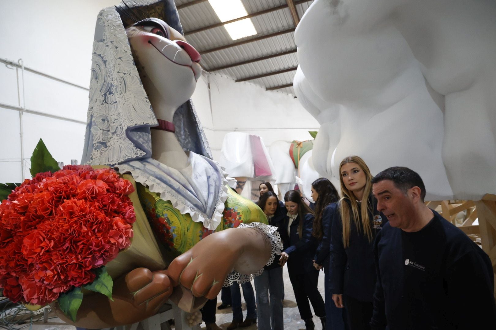 La fallera mayor de Valencia y su corte visitan el taller de la falla municipal