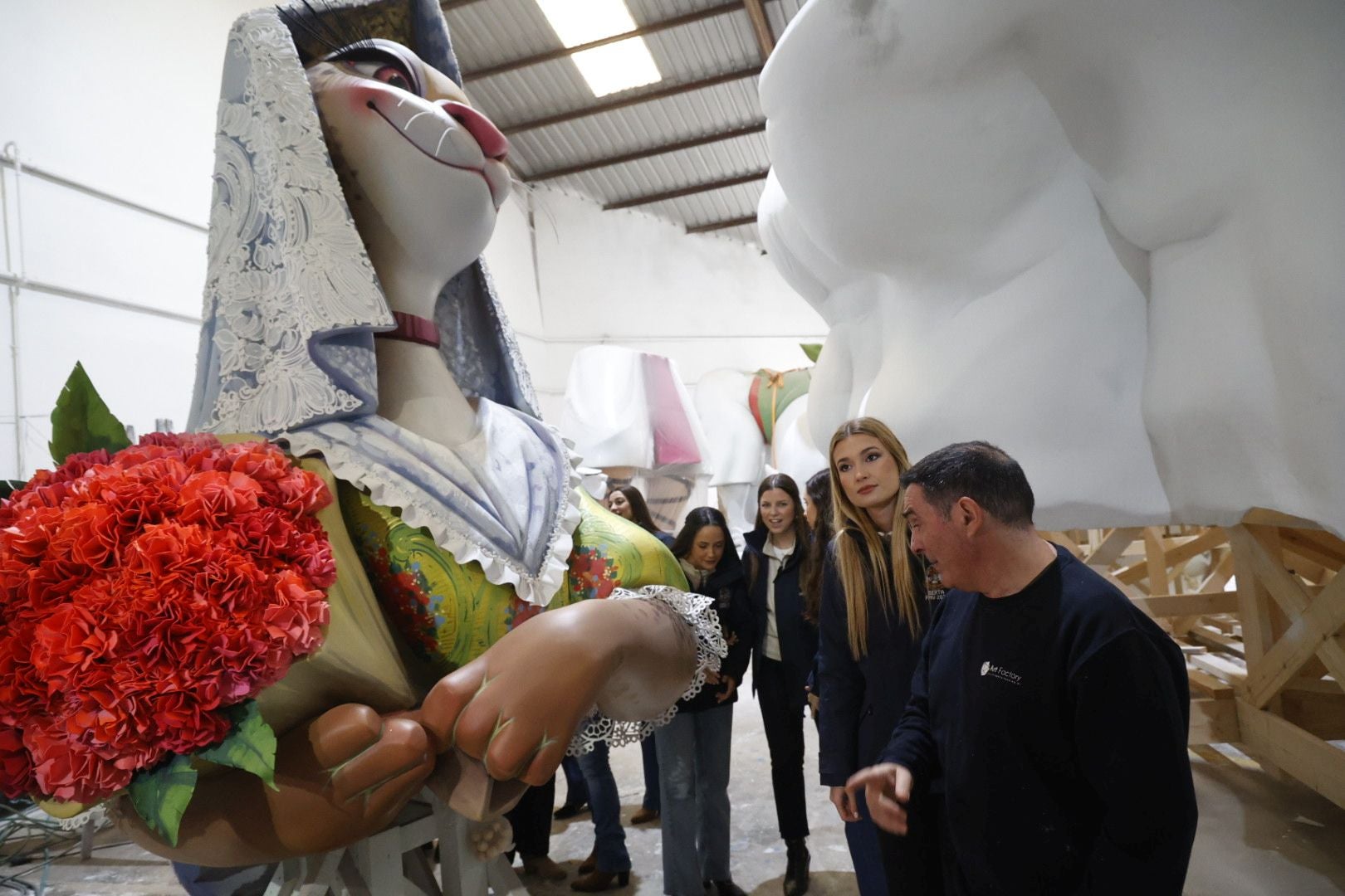 La fallera mayor de Valencia y su corte visitan el taller de la falla municipal