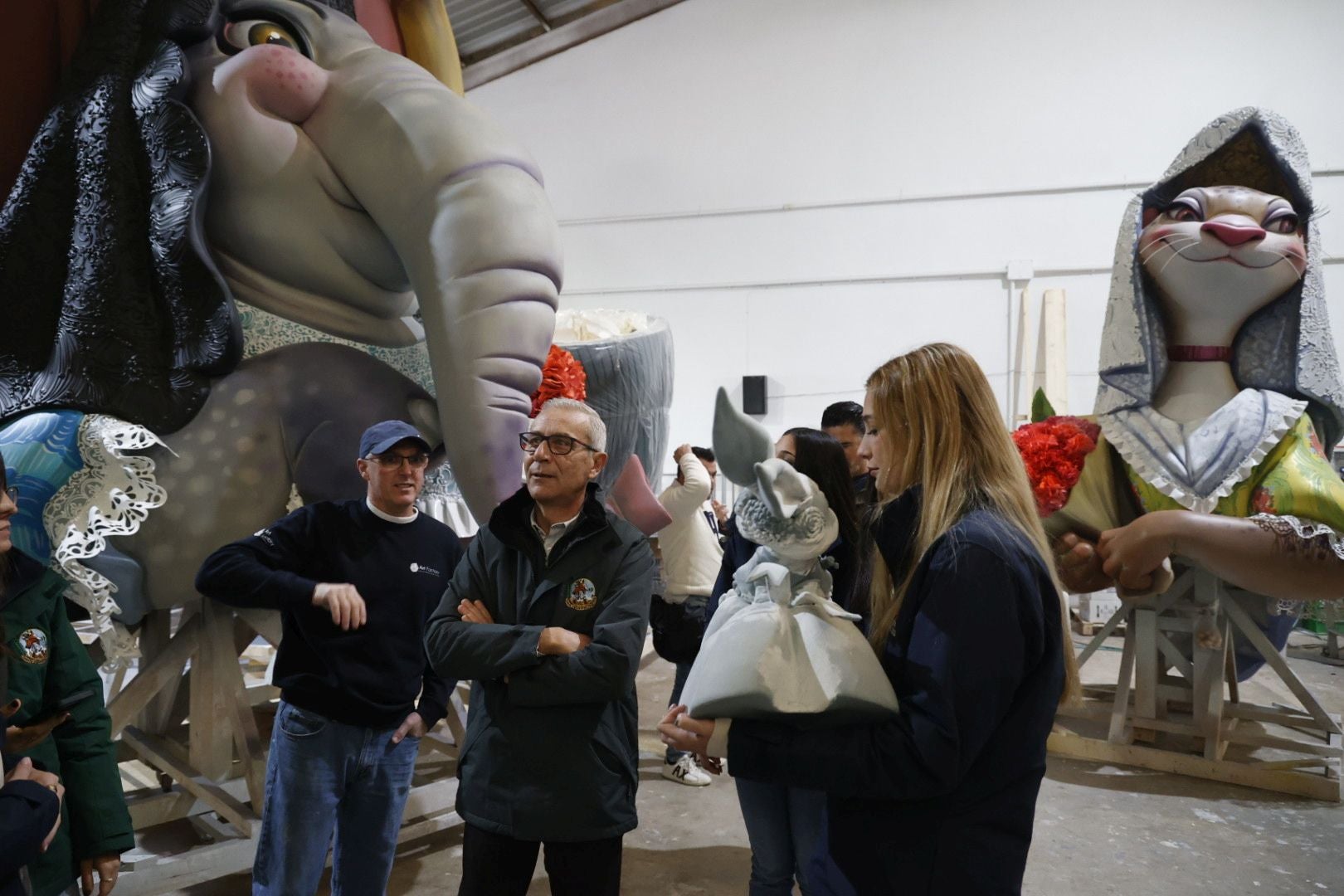 La fallera mayor de Valencia y su corte visitan el taller de la falla municipal