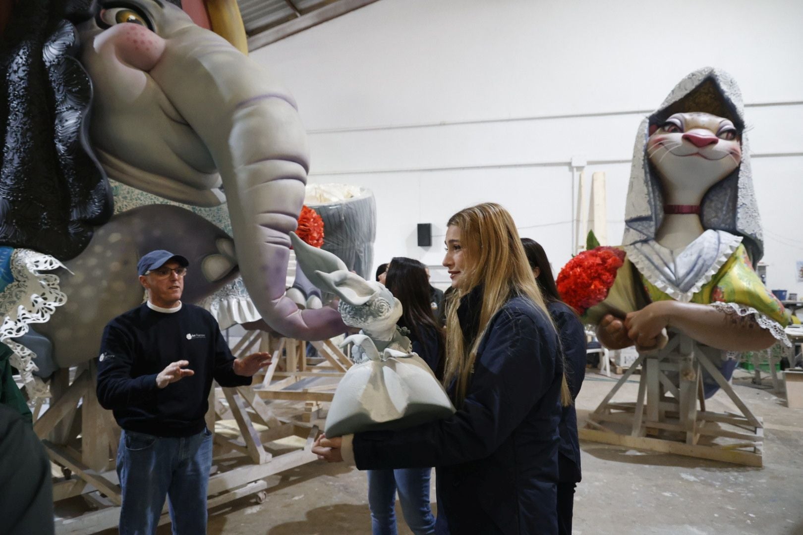 La fallera mayor de Valencia y su corte visitan el taller de la falla municipal