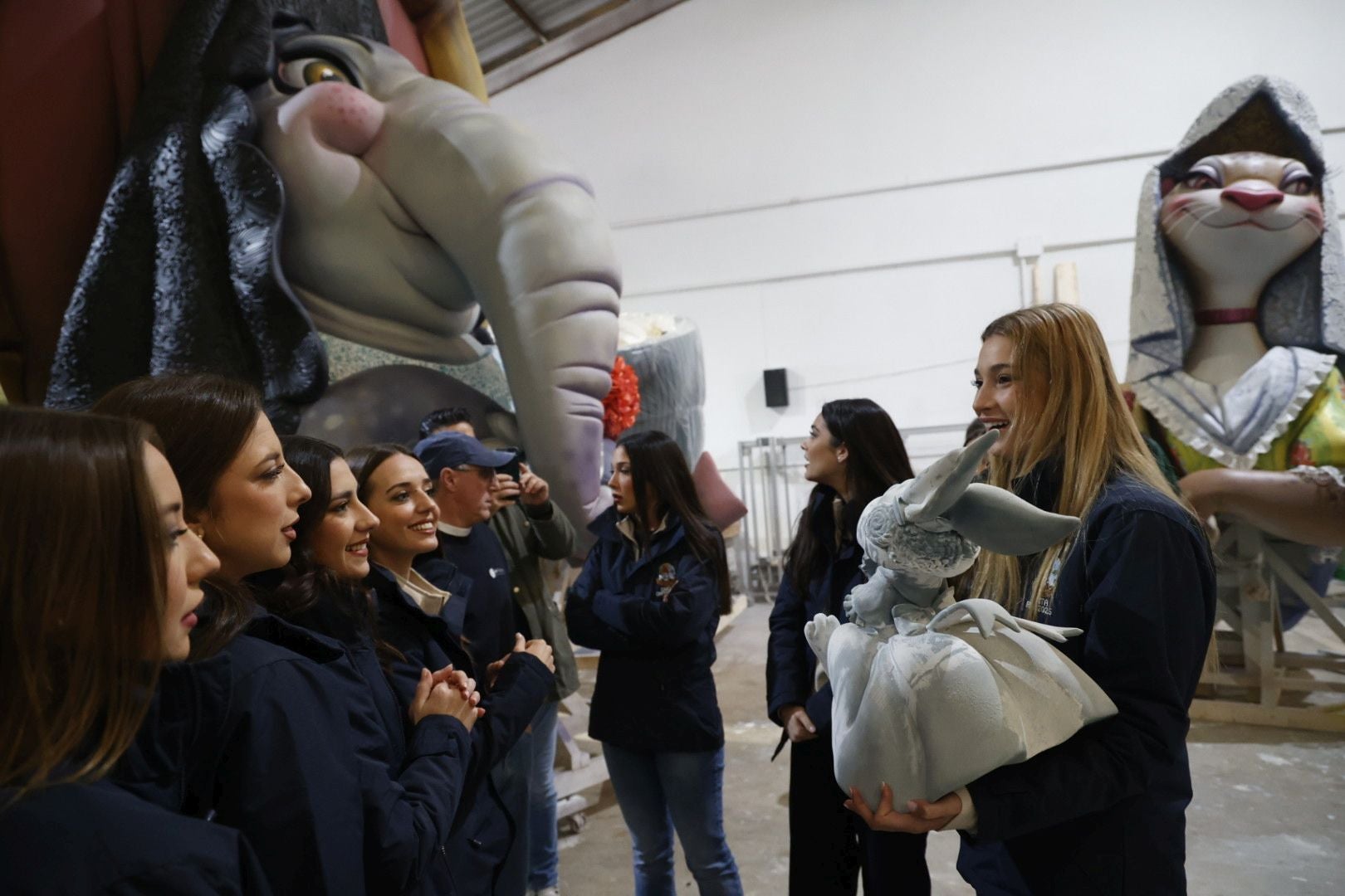 La fallera mayor de Valencia y su corte visitan el taller de la falla municipal