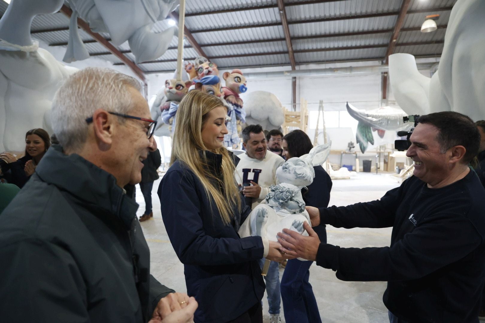 La fallera mayor de Valencia y su corte visitan el taller de la falla municipal