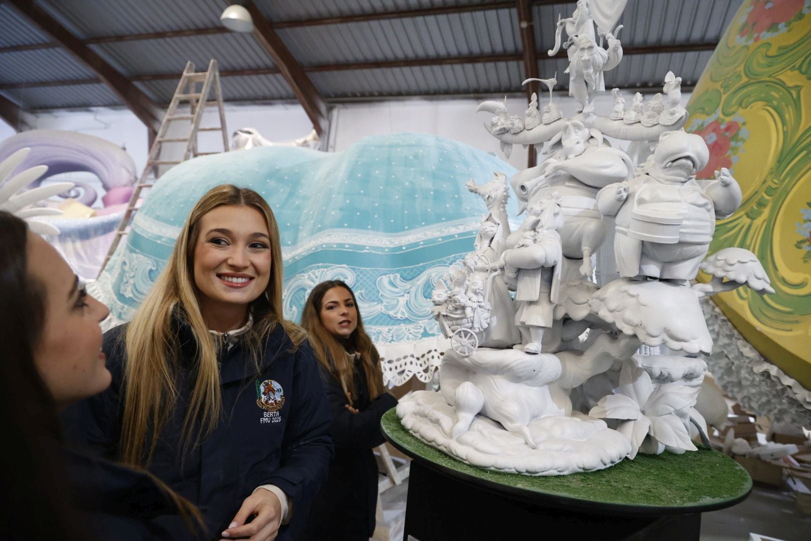 La fallera mayor de Valencia y su corte visitan el taller de la falla municipal