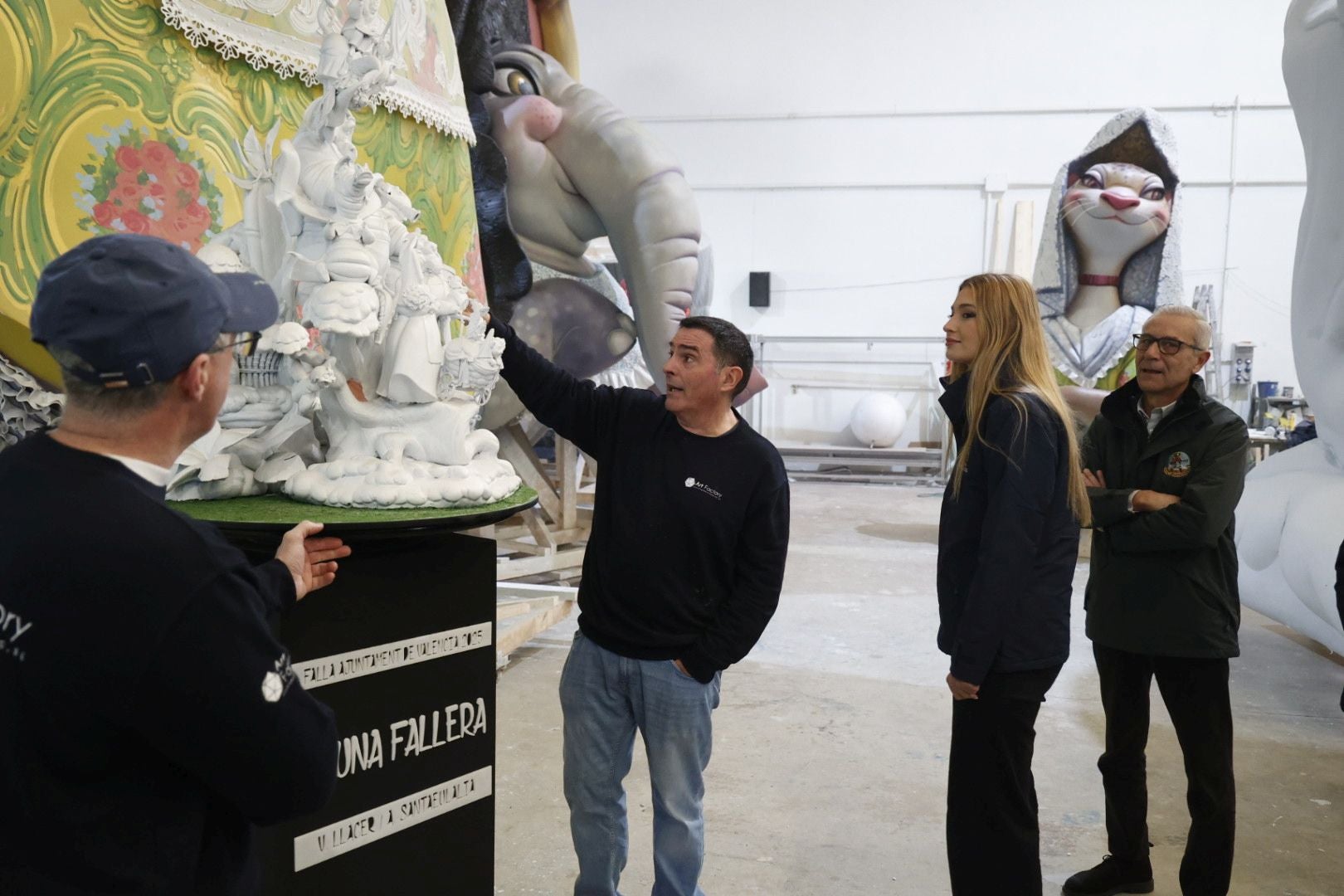 La fallera mayor de Valencia y su corte visitan el taller de la falla municipal