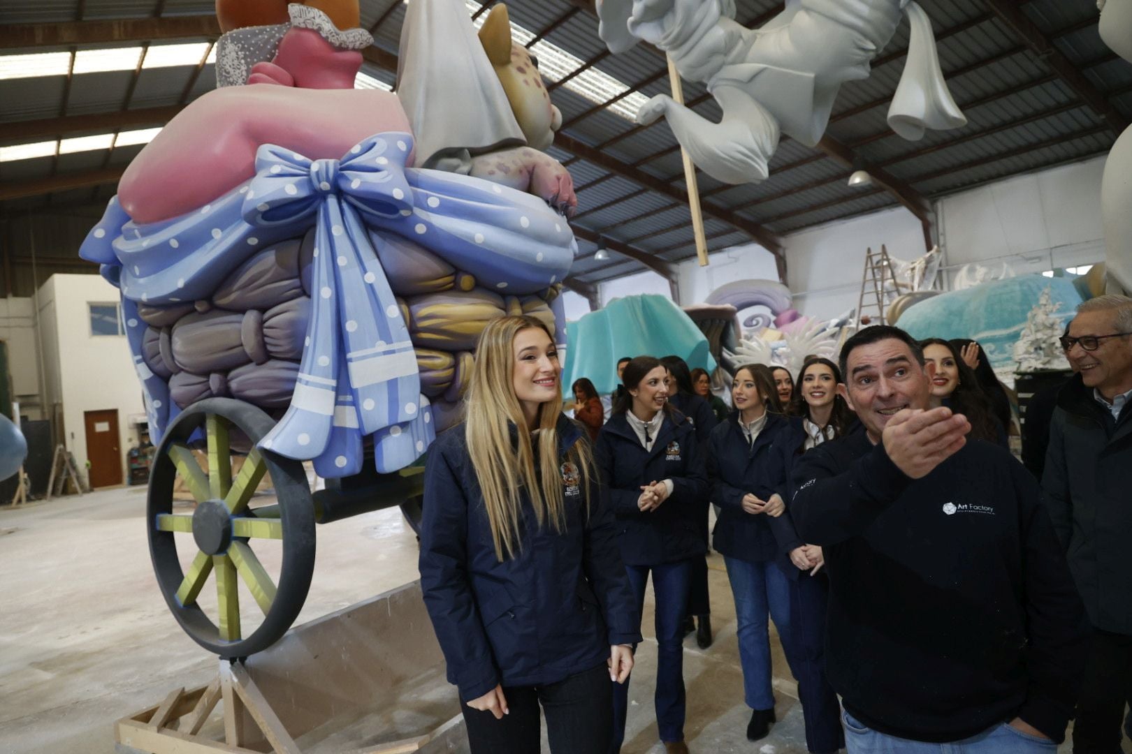 La fallera mayor de Valencia y su corte visitan el taller de la falla municipal