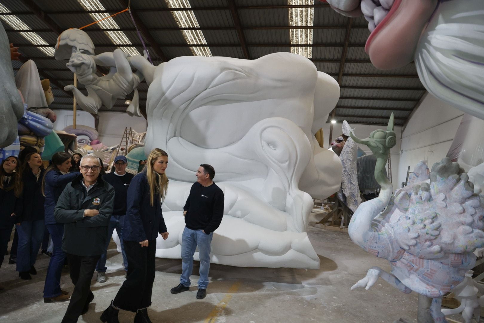 La fallera mayor de Valencia y su corte visitan el taller de la falla municipal