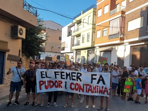 Manifestación de los vecinos de Llutxent el pasado verano.