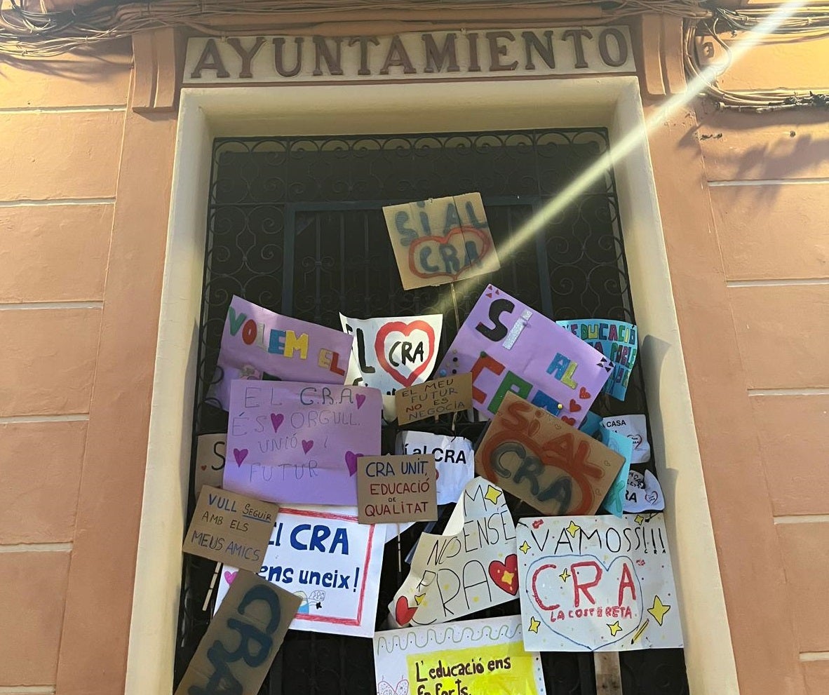 Carteles en la puerta del Ayuntamienta de Llanera de Ranes.