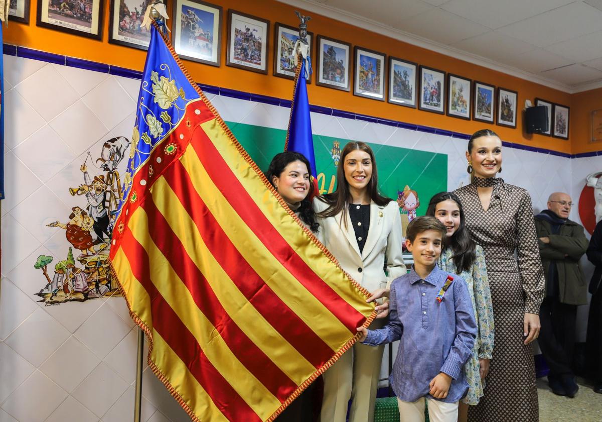 Acto de entrega de los estandartes y senyeras a la falla La Rambleta de Catarroja y La Fila de Alfafar, en el casal de Exposición-Micer Mascó.