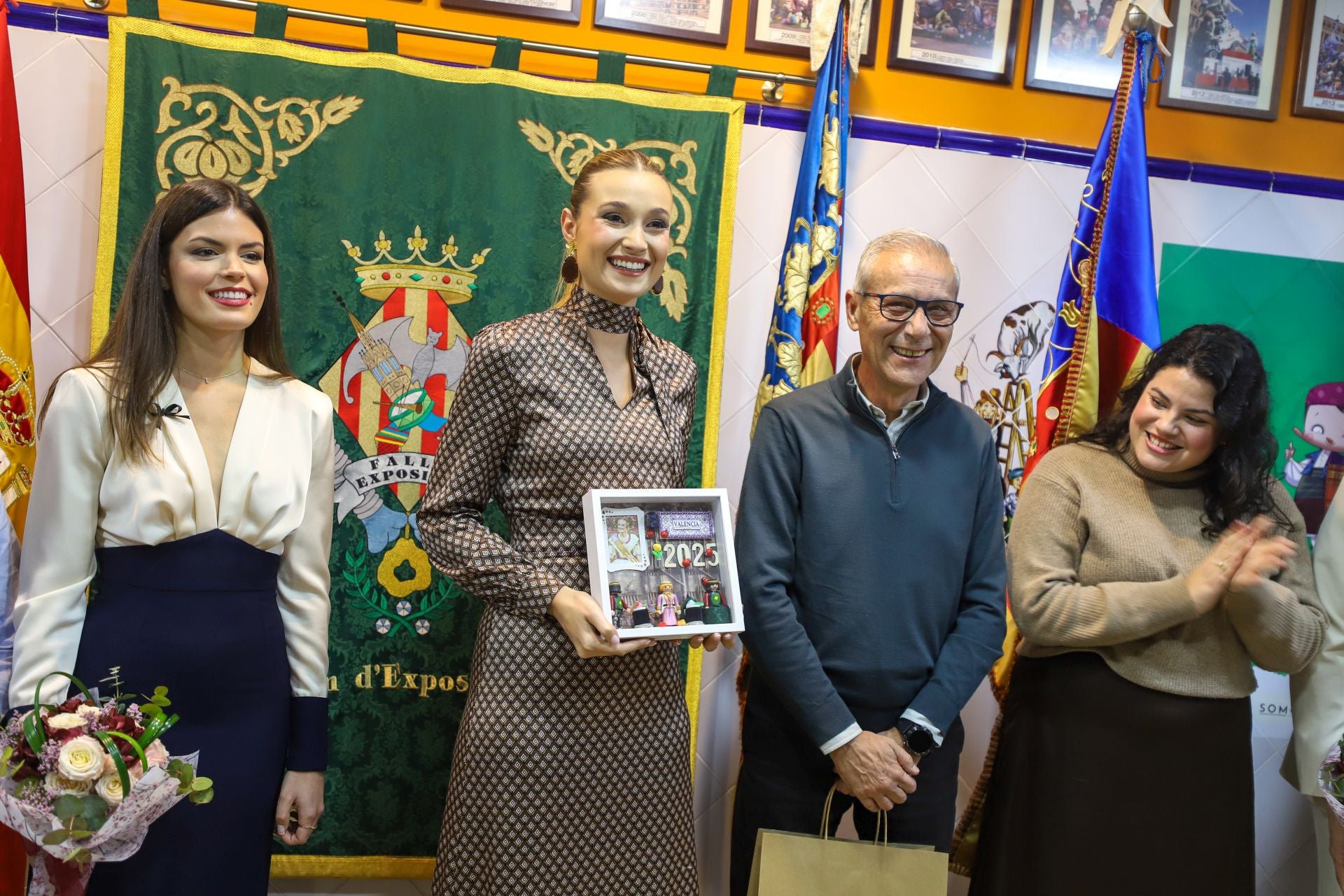 FOTOS | Senyeras y estandartes solidarios para reconstruir dos fallas afectadas por la dana