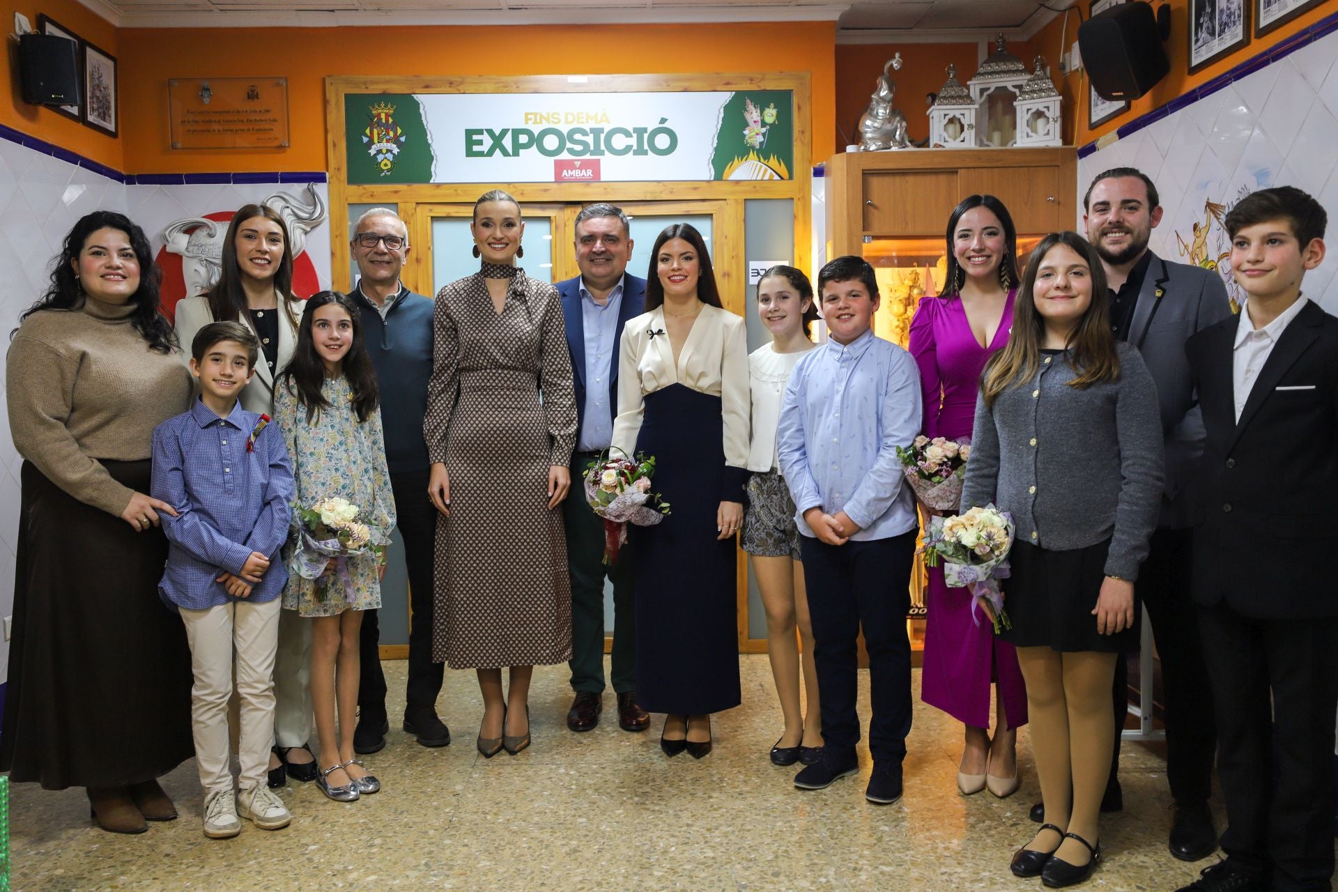 FOTOS | Senyeras y estandartes solidarios para reconstruir dos fallas afectadas por la dana