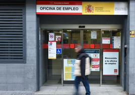 Un hombre pasa ante una oficina de empleo.