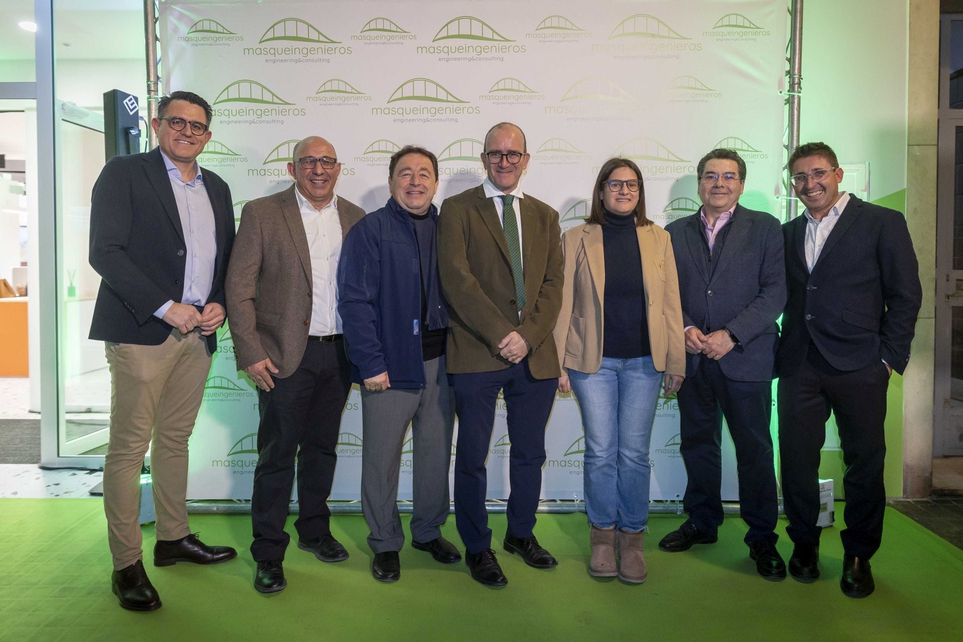 Asistentes a la inauguración de la sede de Masqueingenieros.