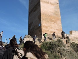 Los expedicionistas subiendo al castillo de Carrícola.