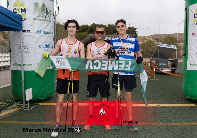 Los tres ganadores de la primera prueba de la Marcha Nórdica celebrada en Crevillent.